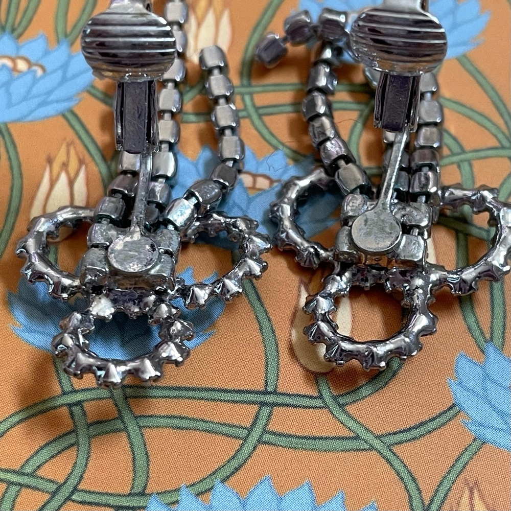 Vintage rhinestone trefoil and triple strand clip earrings - Picture 7 of 10